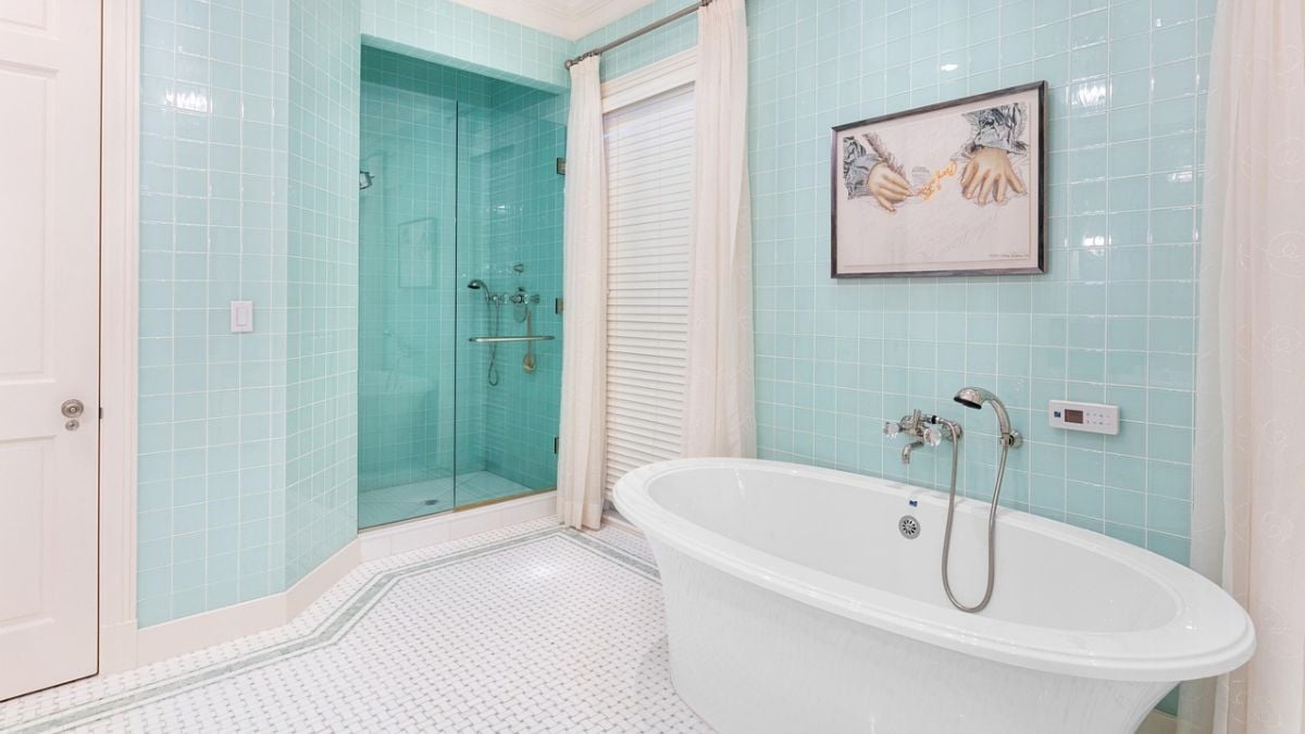 Mansion In Palm Beach, FL bathtub