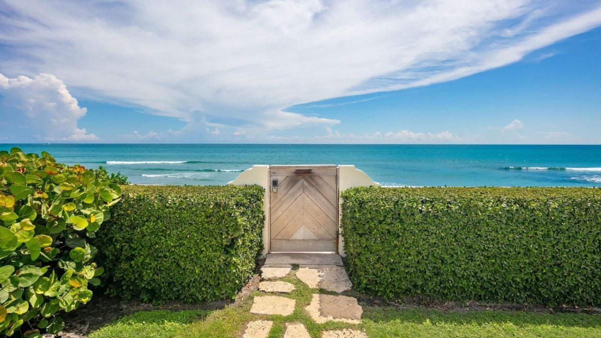 Mansion In Palm Beach, FL entrance