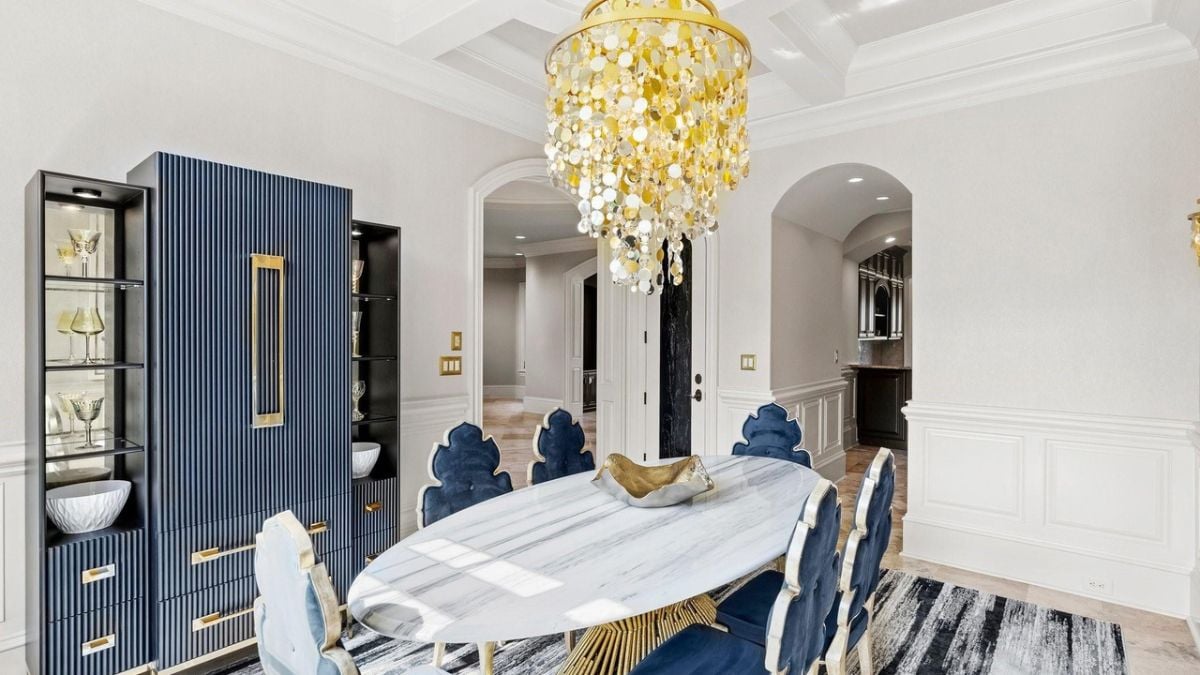 Blue and white motifed dining with gold chandelier