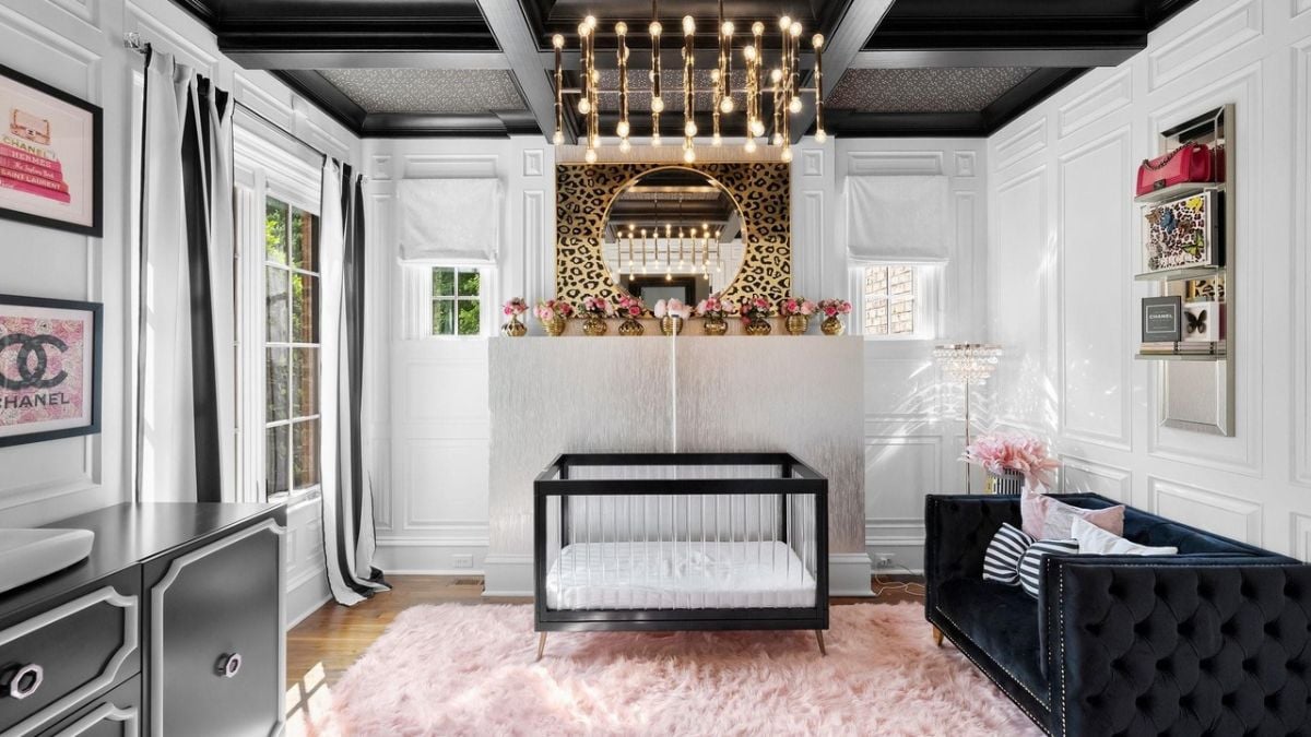 Rounded leopard mirror with golden chandelier