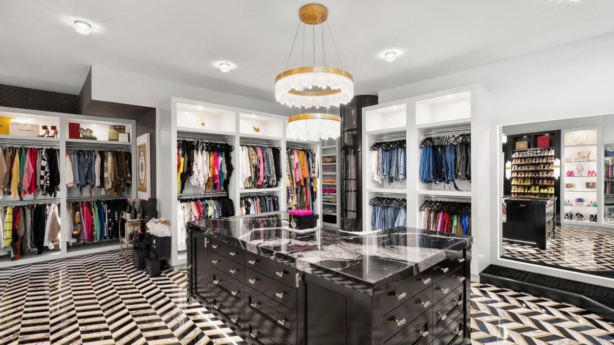 Walk-in closet