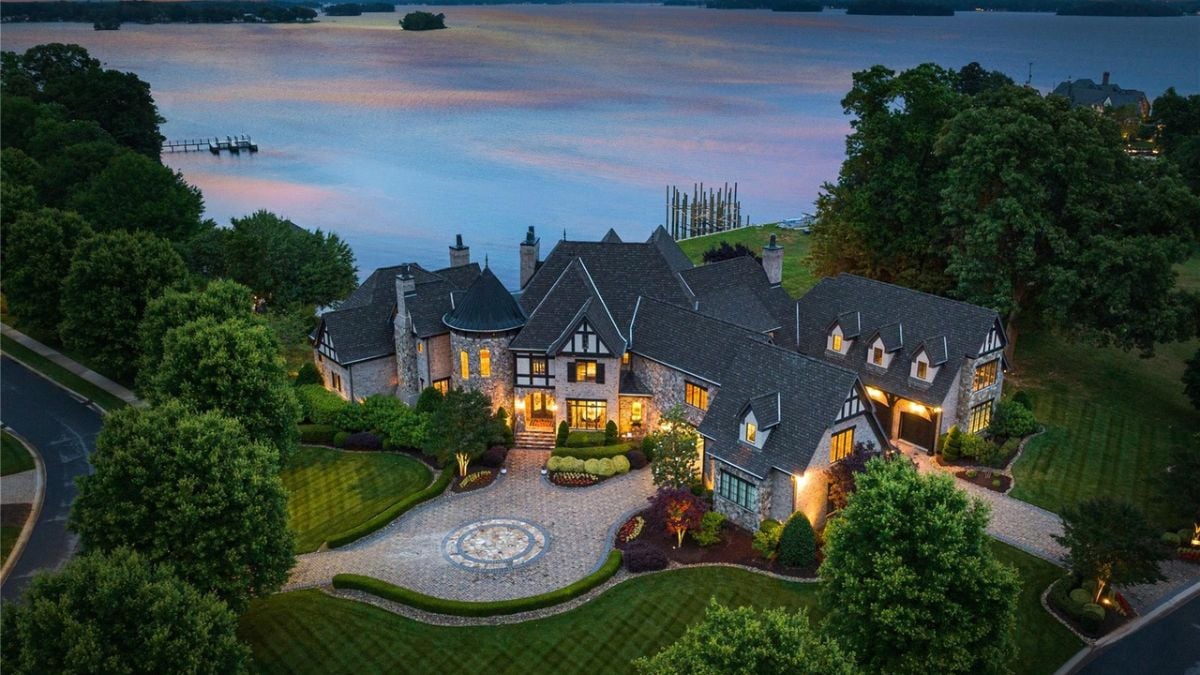 Introducing a vista point estate in Denver, NC.