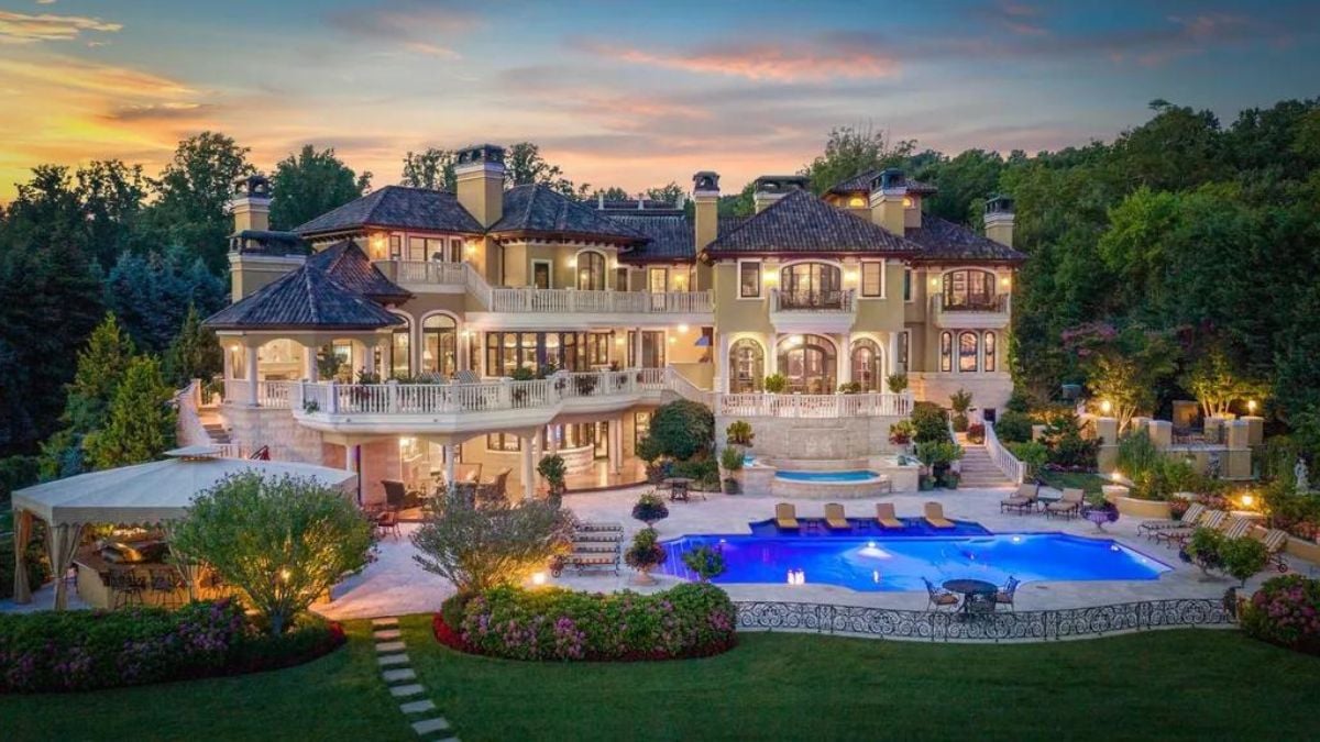 The viewpoint of the mansion during nighttime.