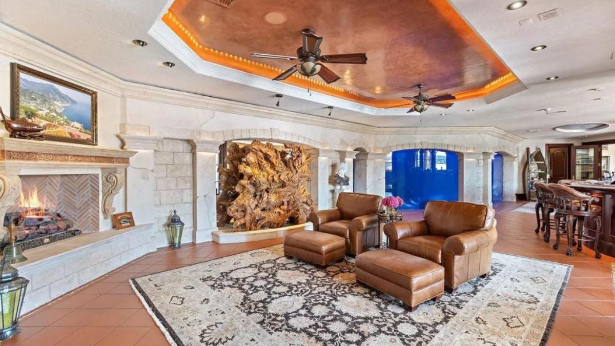 The wide viewpoint of cozy living area and 20,000 gallon aquarium