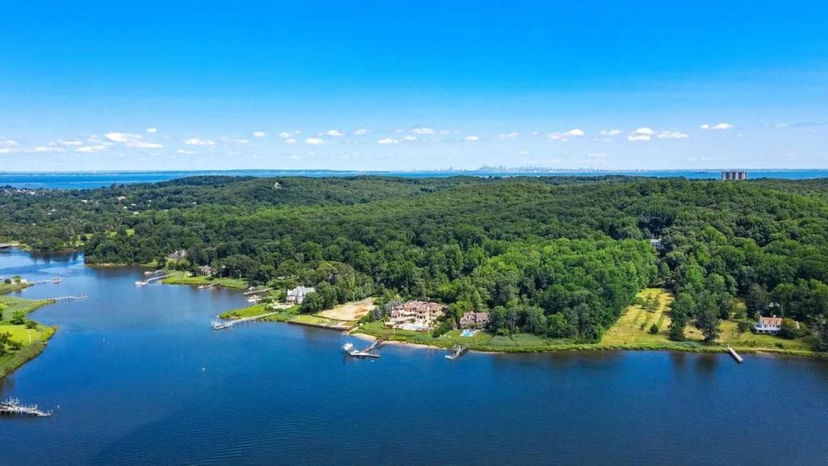 Wide scenery of the Navesink River