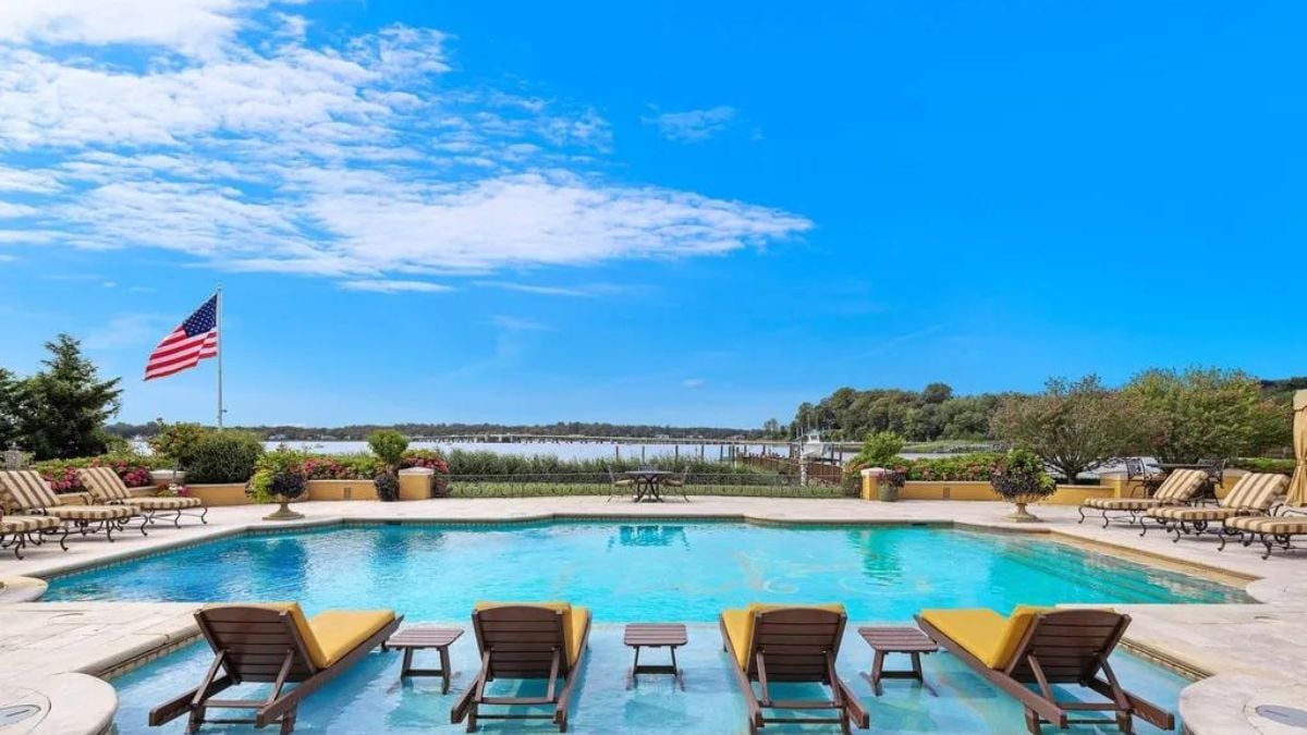 The pool with 10 poolside beds