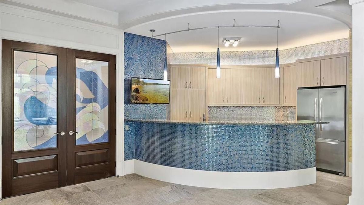 Wet bar of the indoor spa
