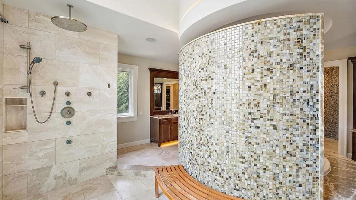 Shower area of the jacuzzi