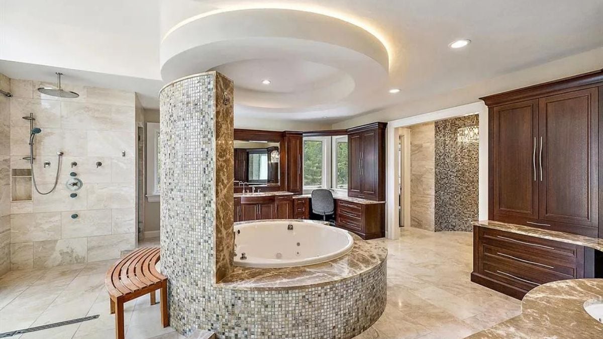 Wide viewpoint of the jacuzzi with wooden dressers