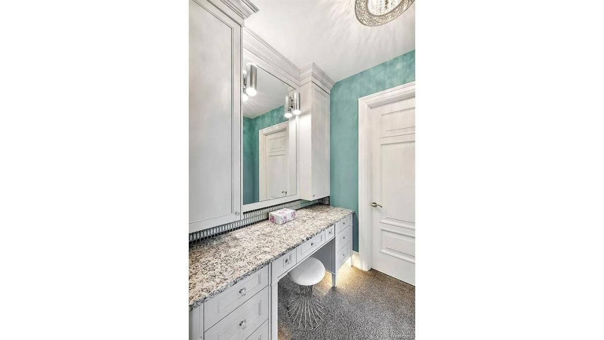 Medium-turquoise powder room