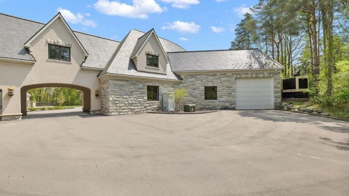Outside viewpoint of the garage