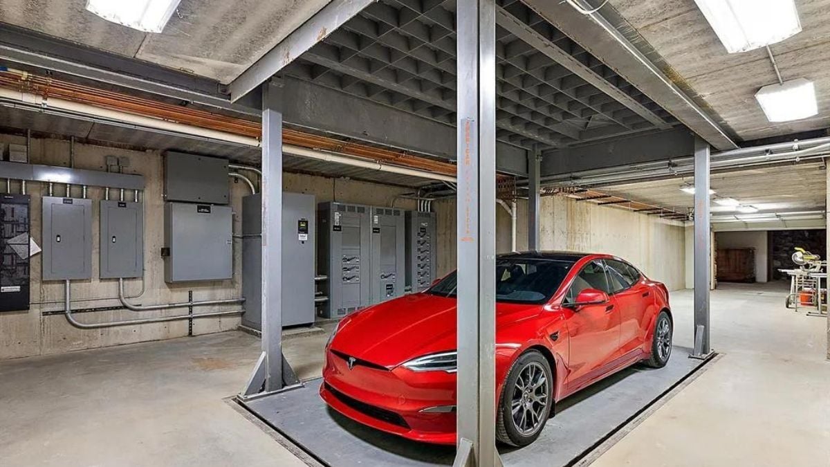 Hydraulic car lift garage