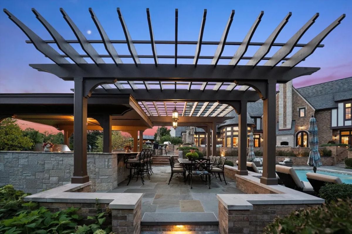 Pool side wet bar
