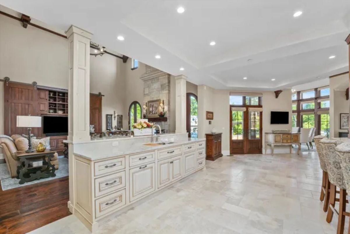 Kitchen cabinet with sink