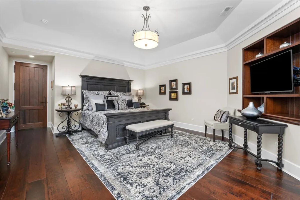Oblique photo of a single-sized bedroom