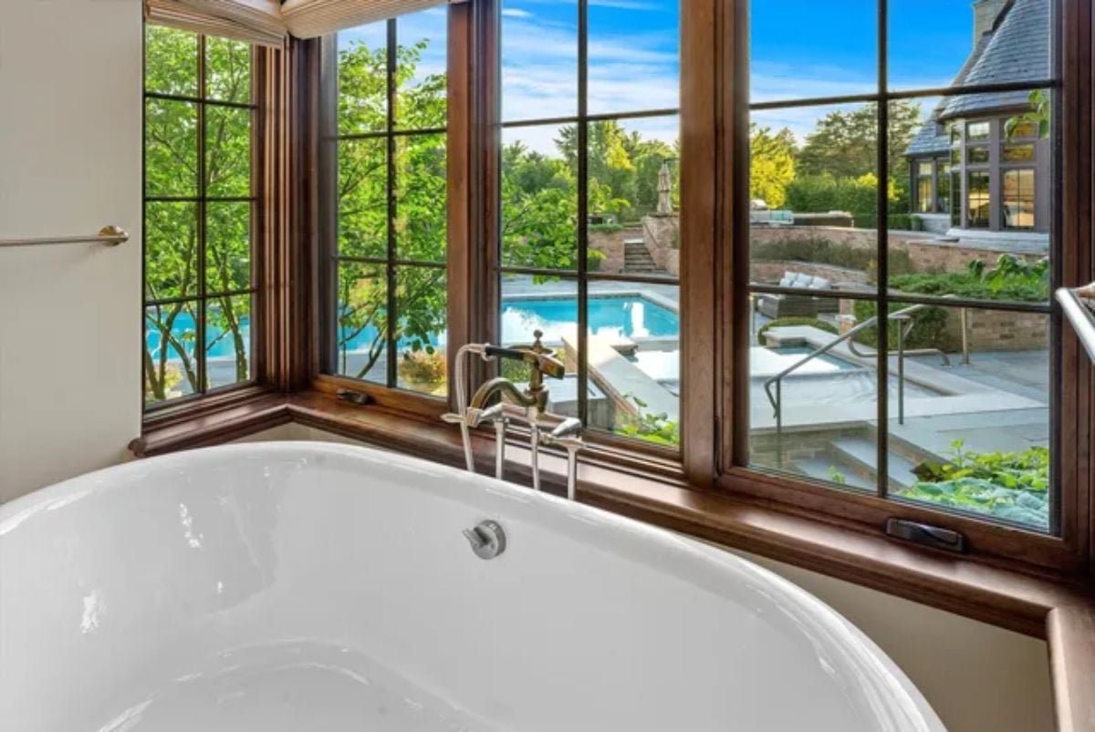 Soaking tub