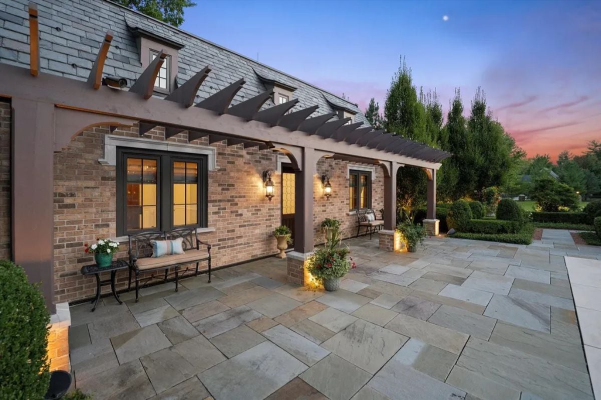 Oblique exterior walkway view
