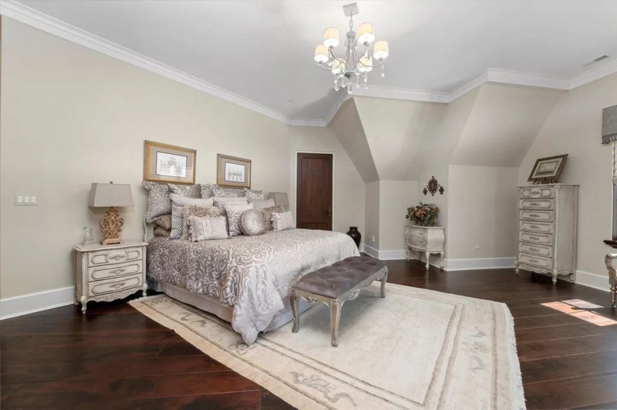Single-sized bedroom