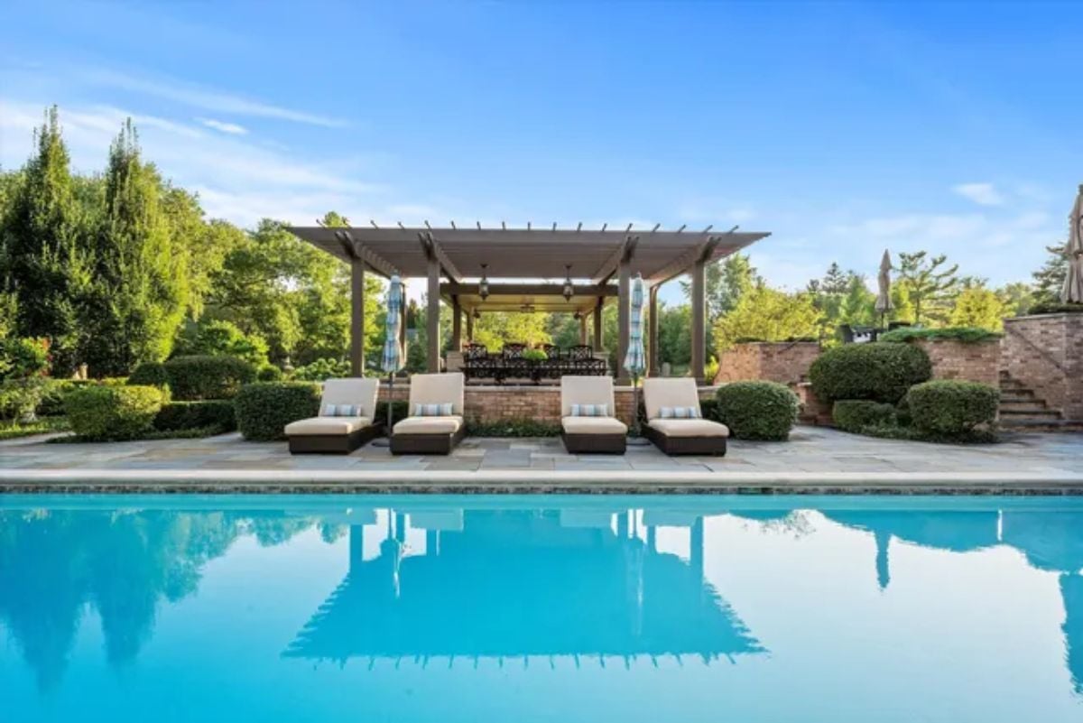 4 benches by the pool area