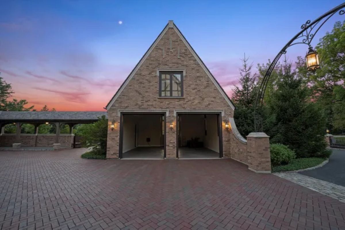 Mansion outdoor garage