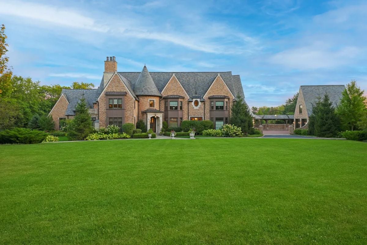 Grassy exterior mansion view