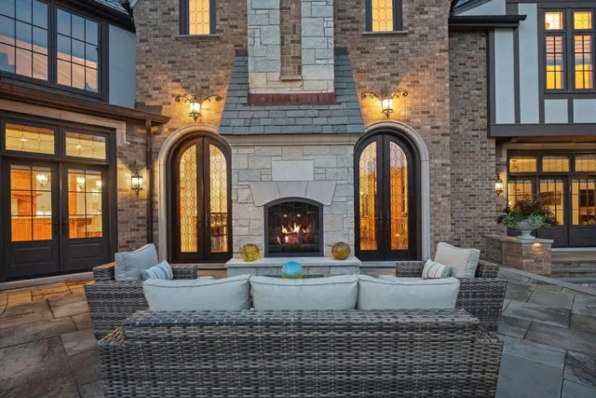 Outdoor fireplace