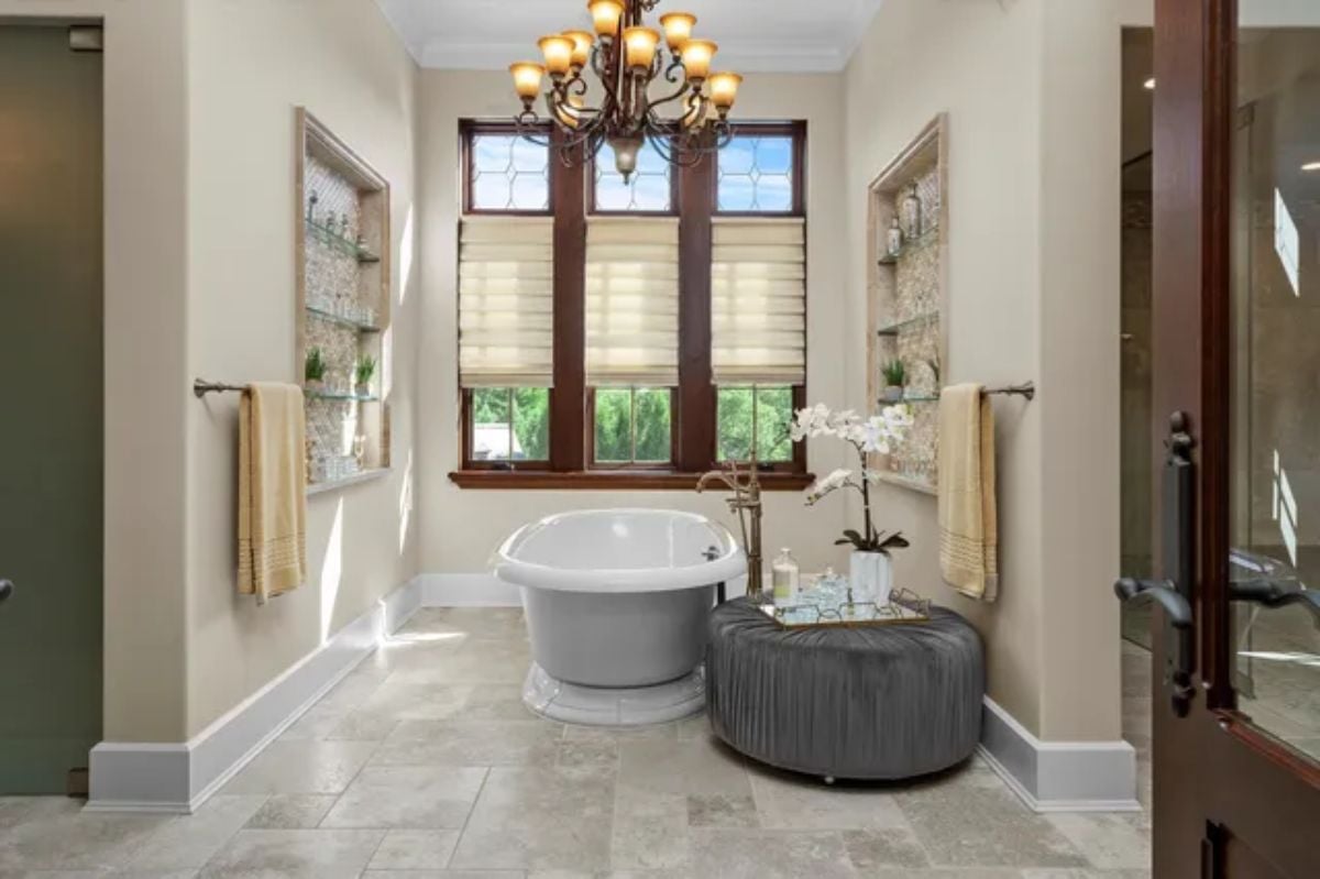 Soaking bath tub
