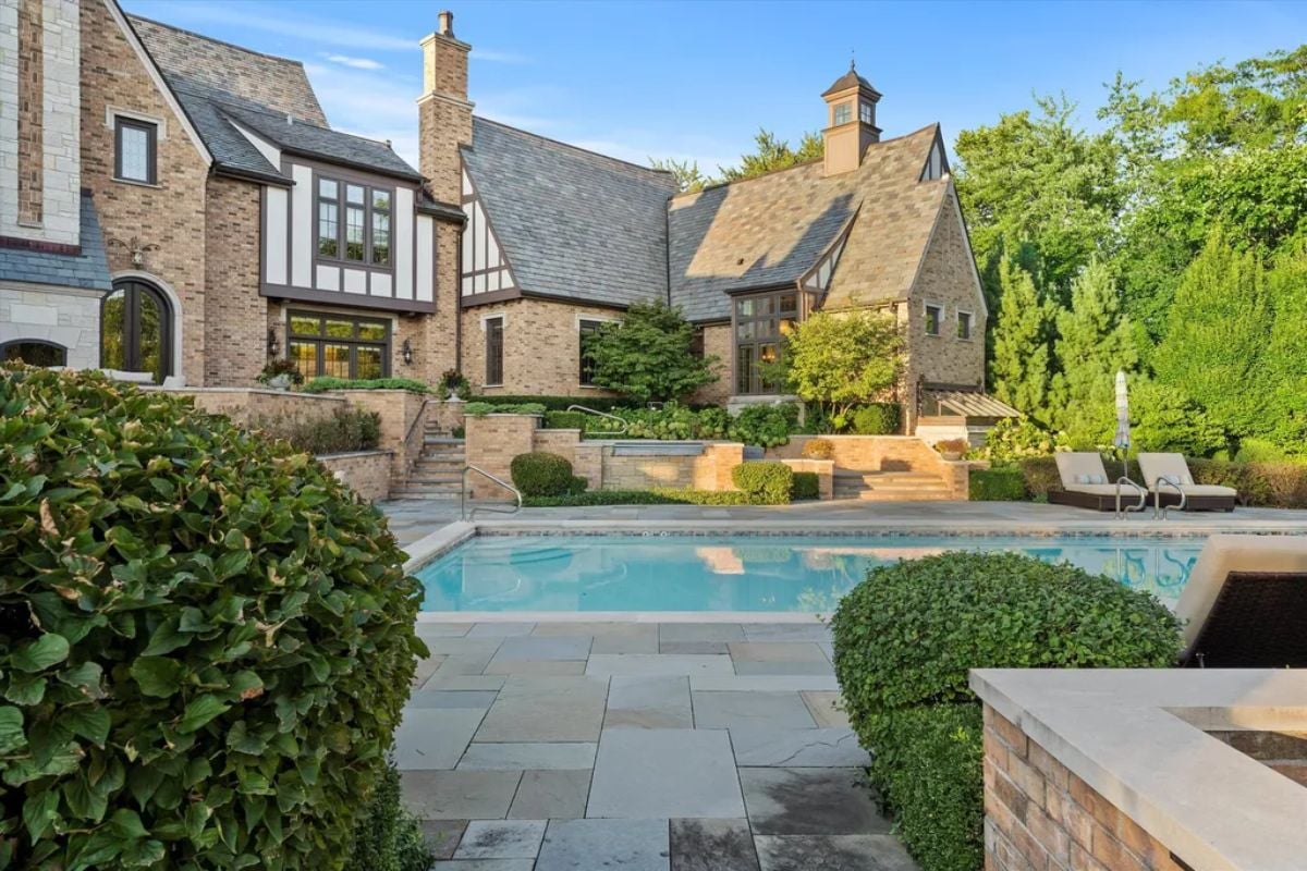 Mansion pool area