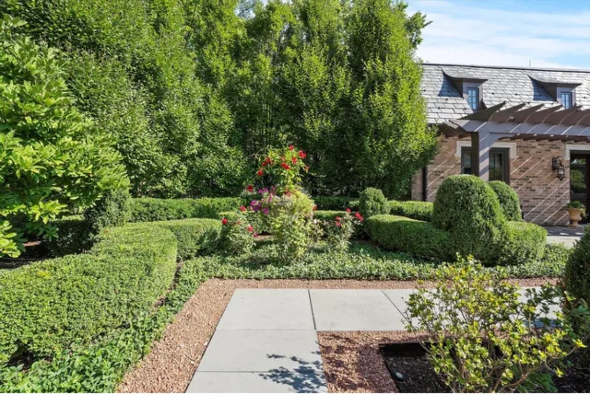 Mansion garden
