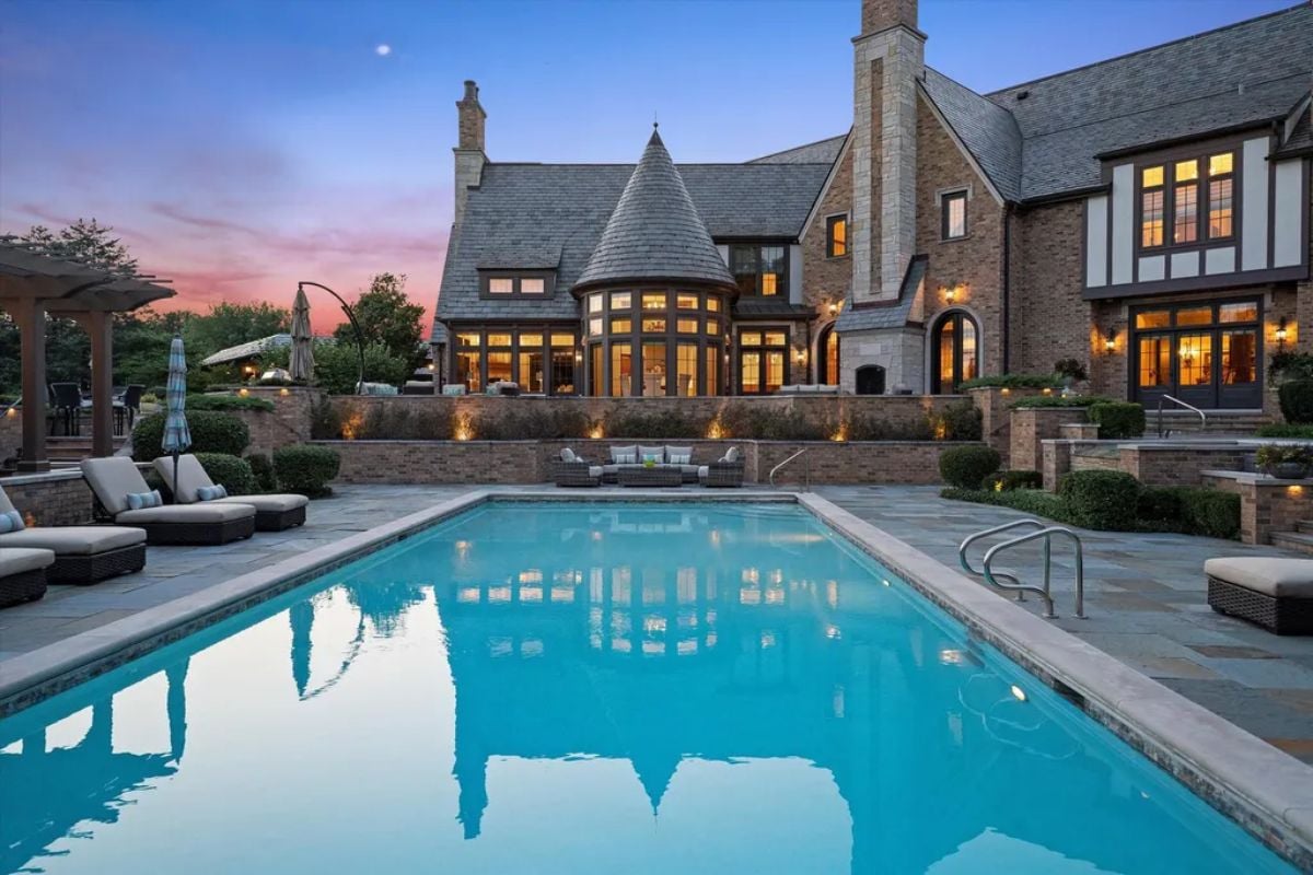 Mansion pool frontal view