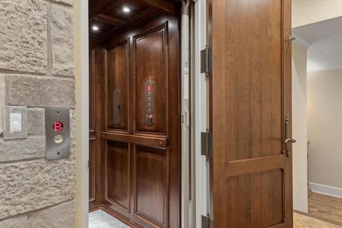 Mansion elevator