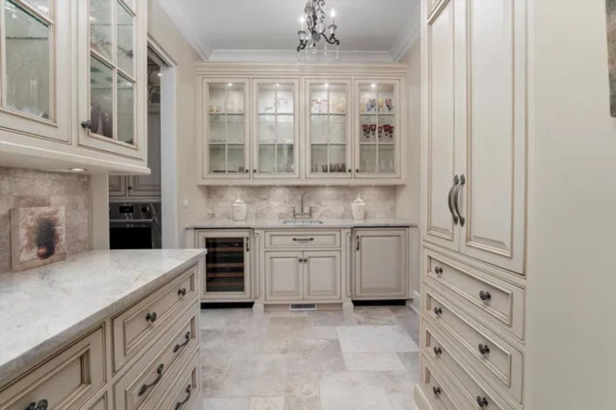 White compartmentalized kitchen cabinets