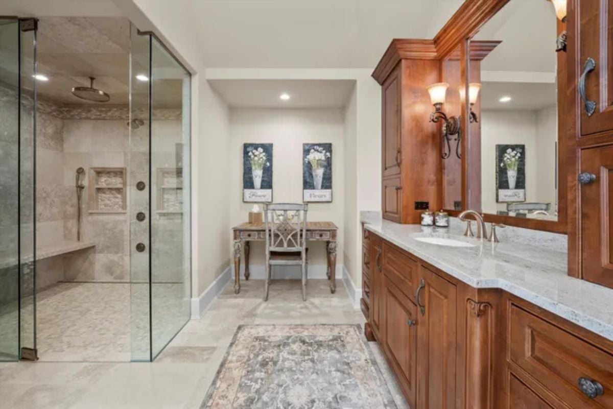 Glass shower room