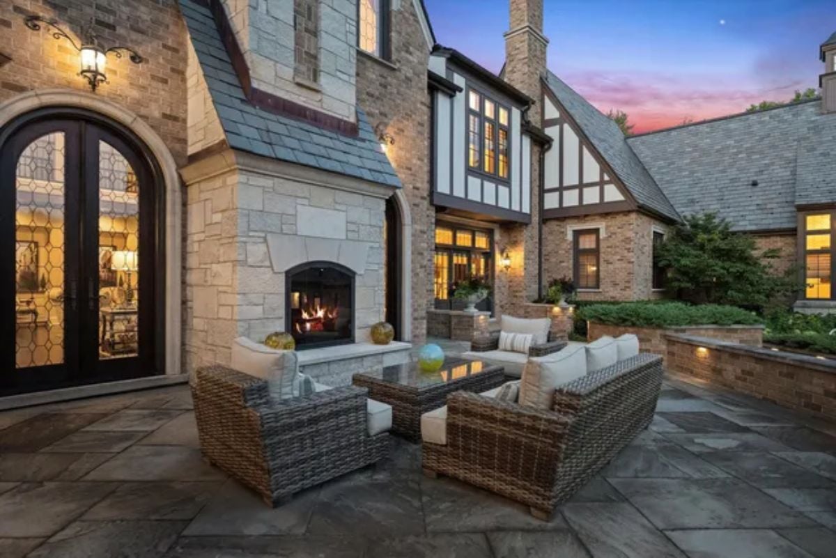 Outdoor fireplace