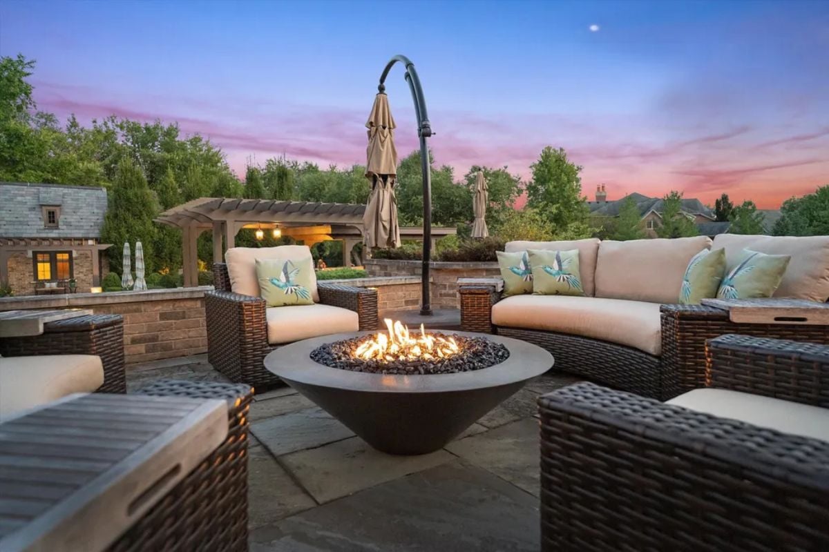 Outdoor fireplace