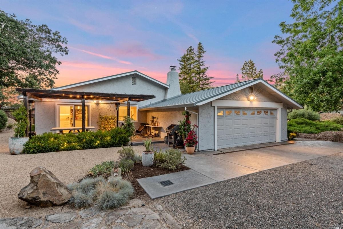 Front view of the 1009 Stonedge Drive house in Napa, CA.