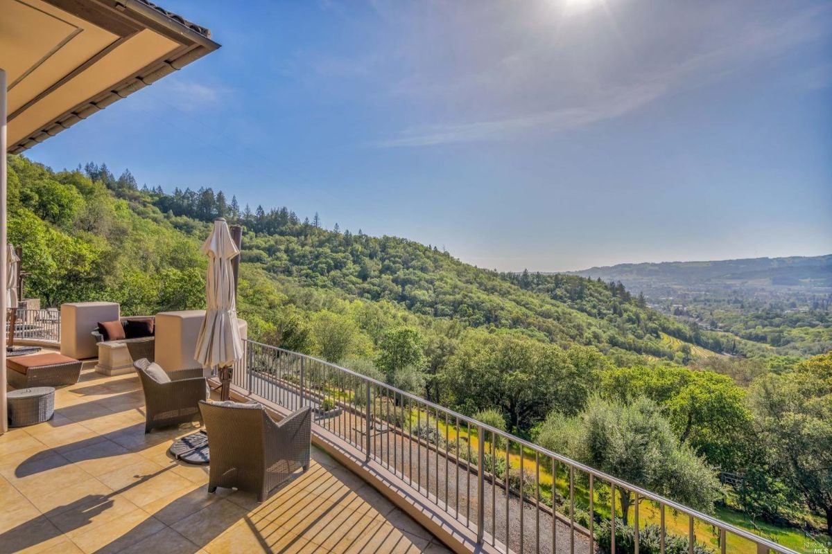 Balcony with a view of the hills.