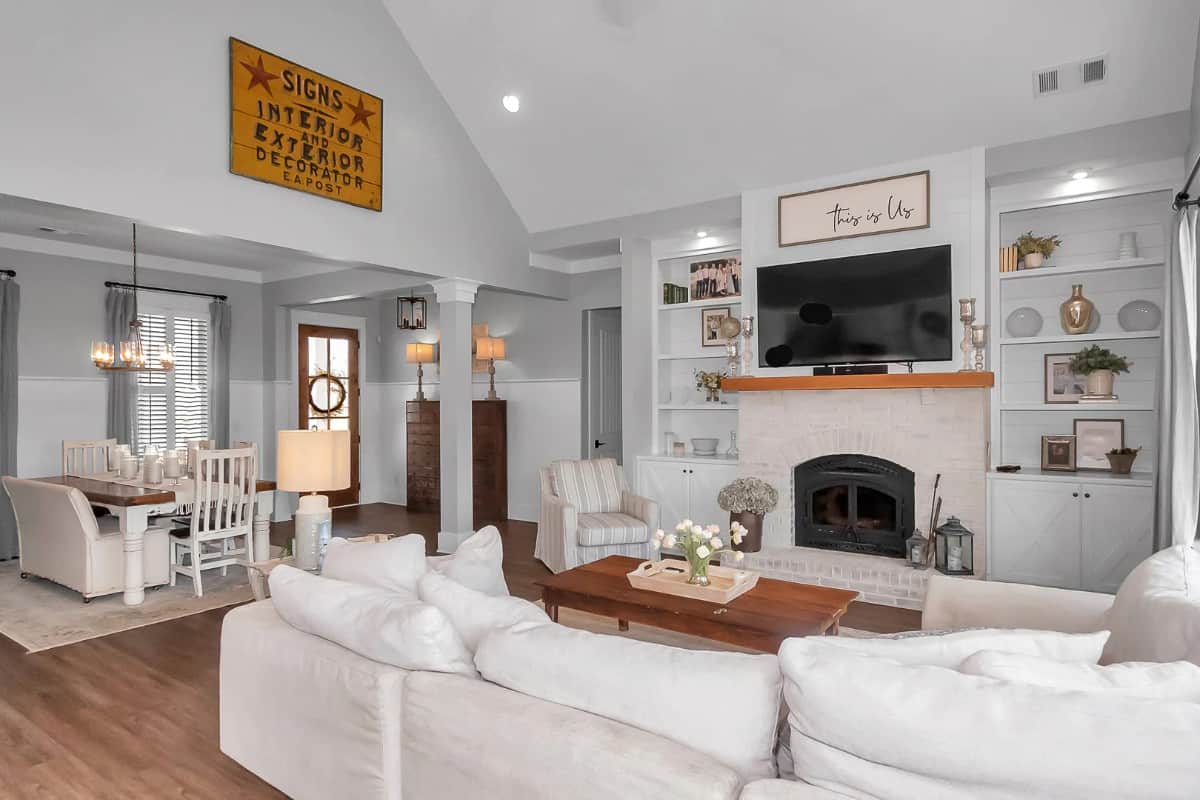 A sole interior column separates the foyer, dining room, and family room.