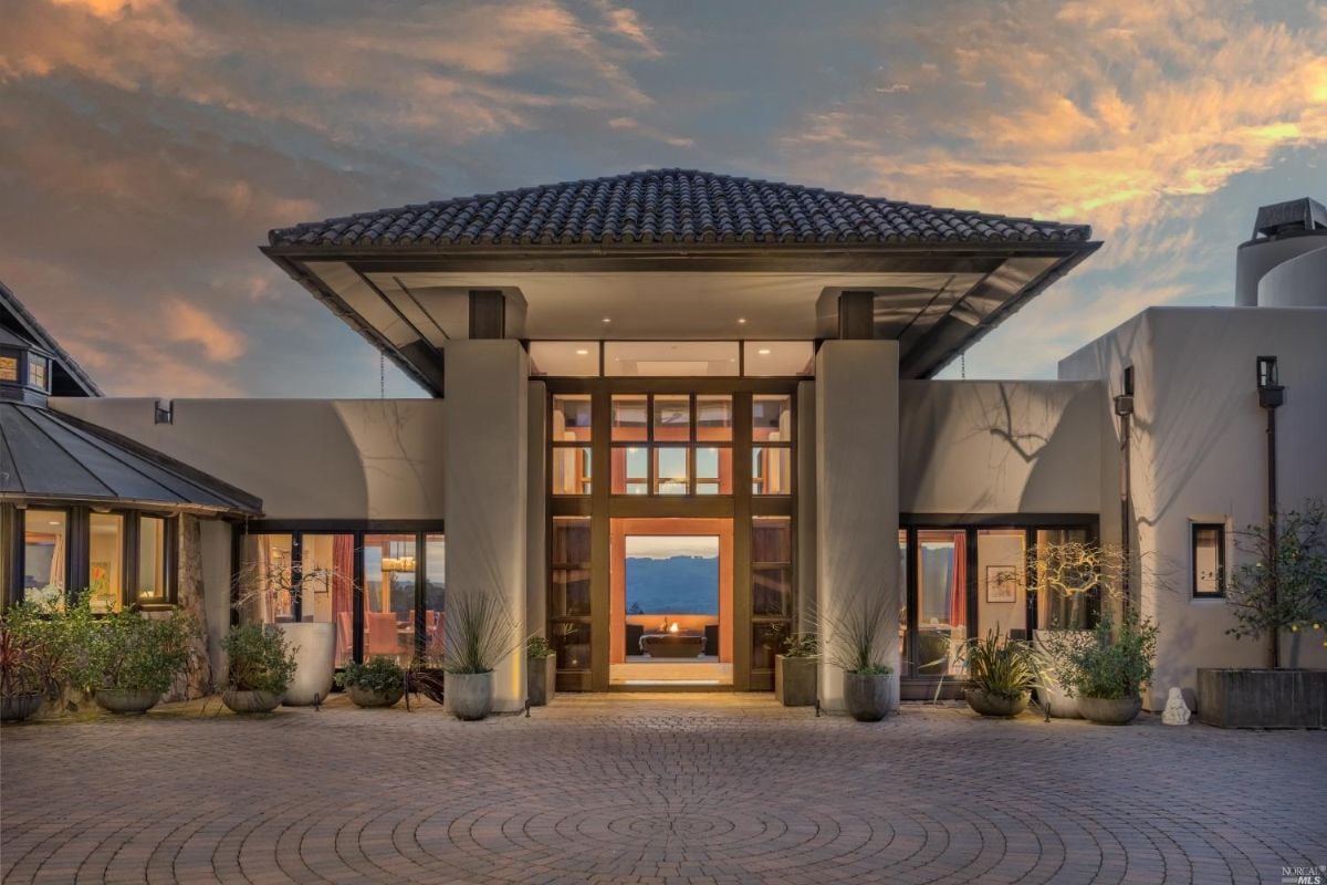 Formal entry of the mansion.