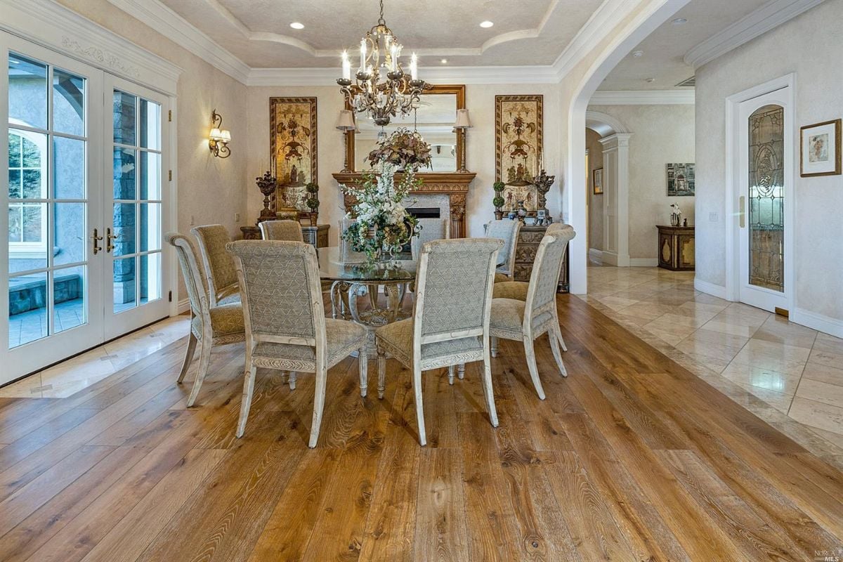 Dining room with a table and chairs.