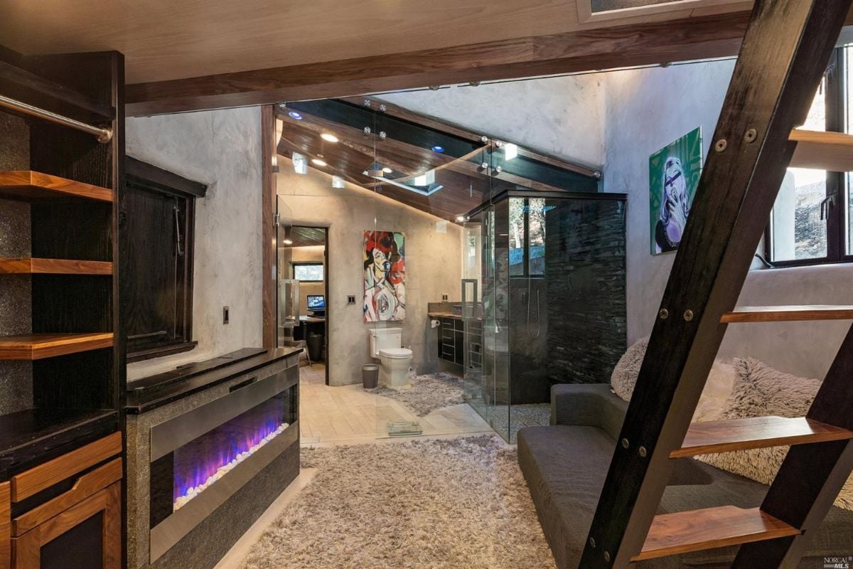 Bathroom with a shower and toilet.