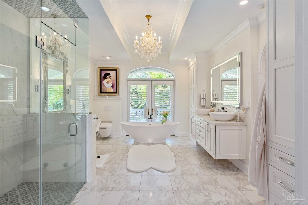 Master's bedroom's bathroom.