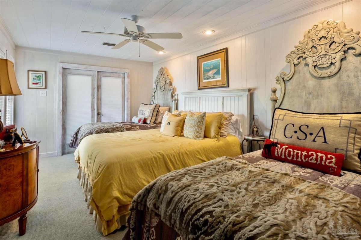 2 beds bedroom.