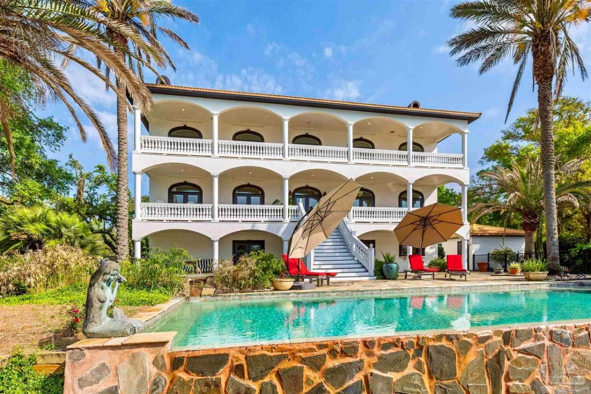 Front view of the mansion.