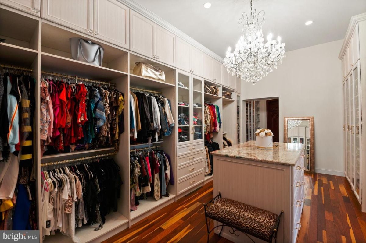 Walk-in Closet