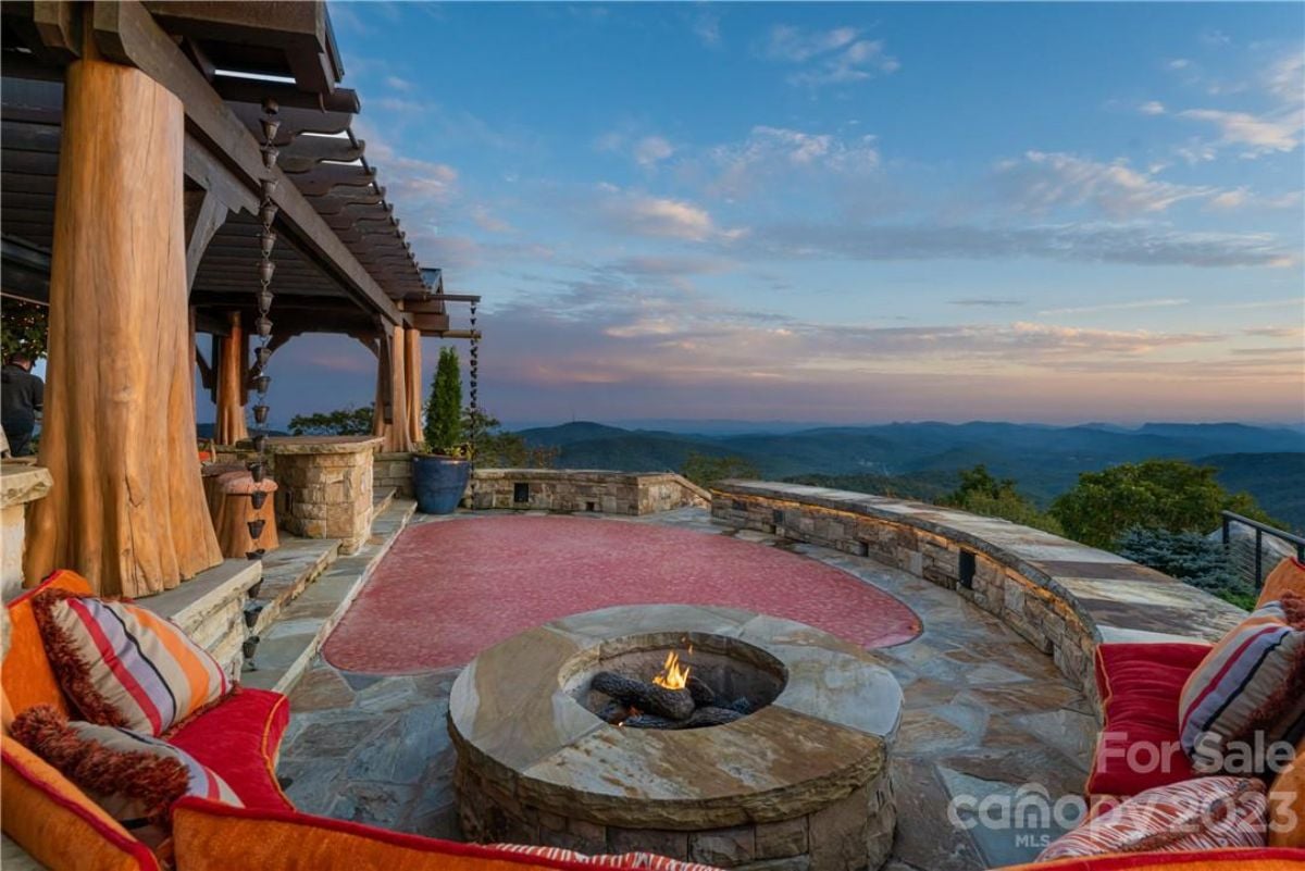 Outdoor fireplace