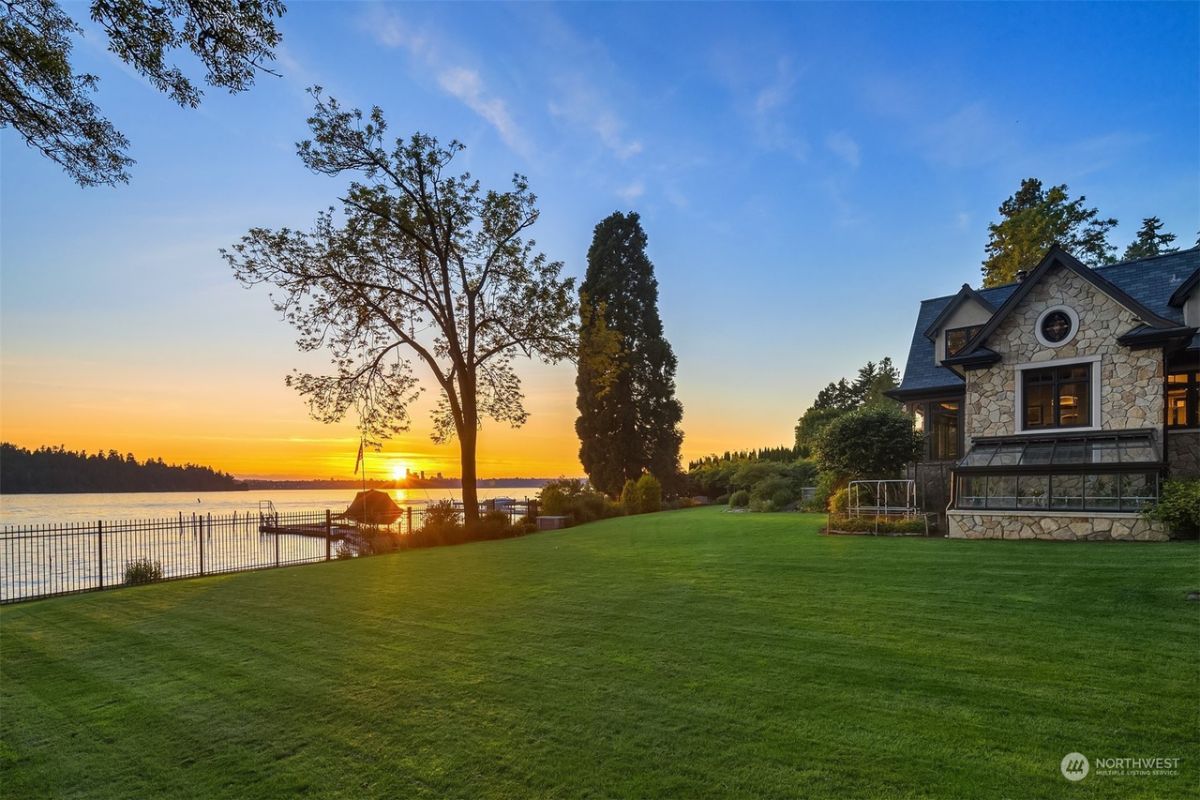 Mansion's spacious lawn.