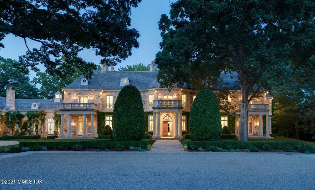 Mansion's night view.
