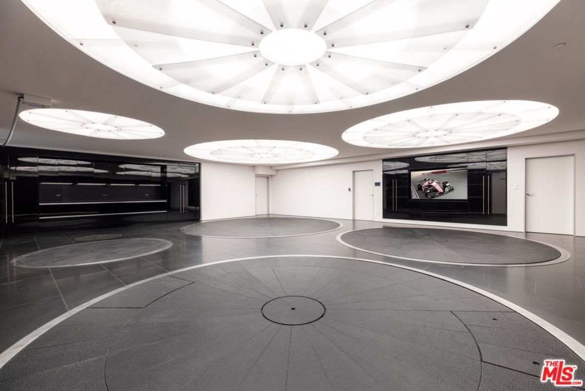 Four-turntable garage