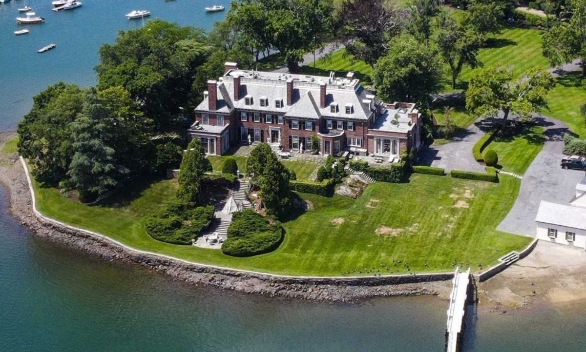 Mansion's aerial view.